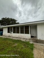 2660 Pine St NE in Palm Bay, FL - Building Photo