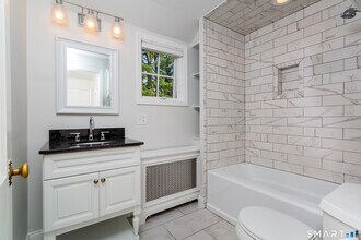 437 Hulls Farm Rd in Fairfield, CT - Building Photo - Building Photo