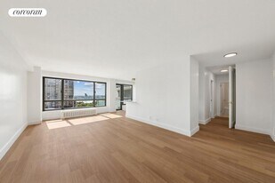 501 E 87th St in New York, NY - Building Photo