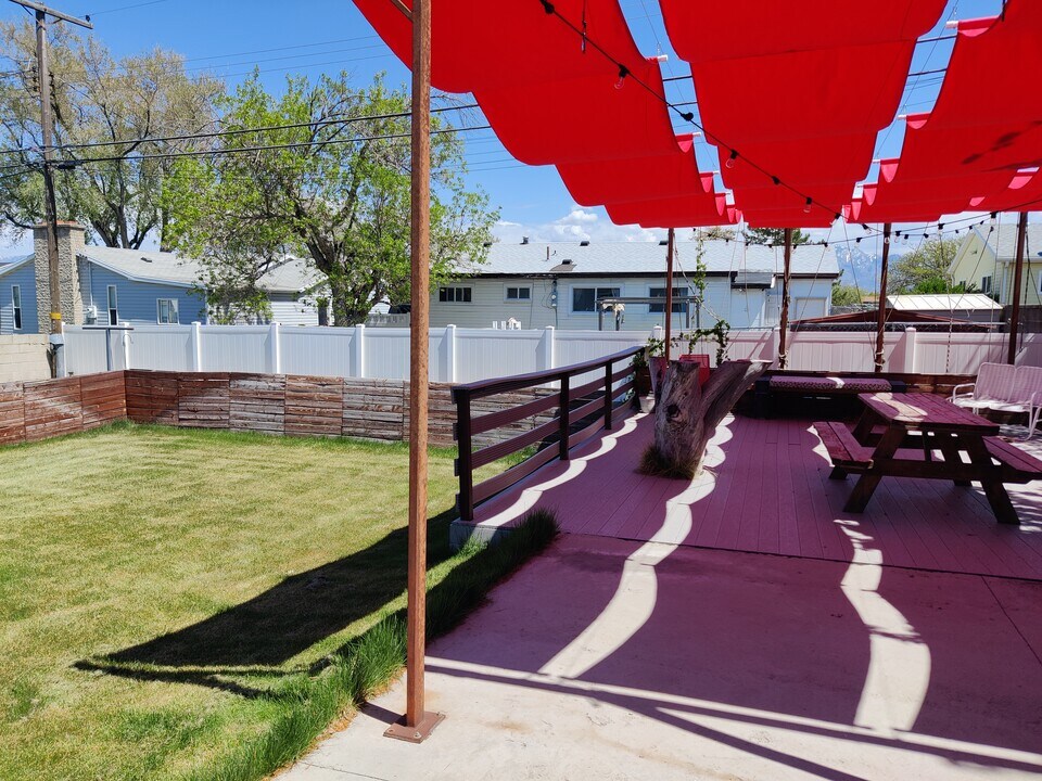 4957 S 4055 W in Kearns, UT - Building Photo