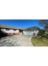 925 Charleston Ave in Modesto, CA - Building Photo - Building Photo