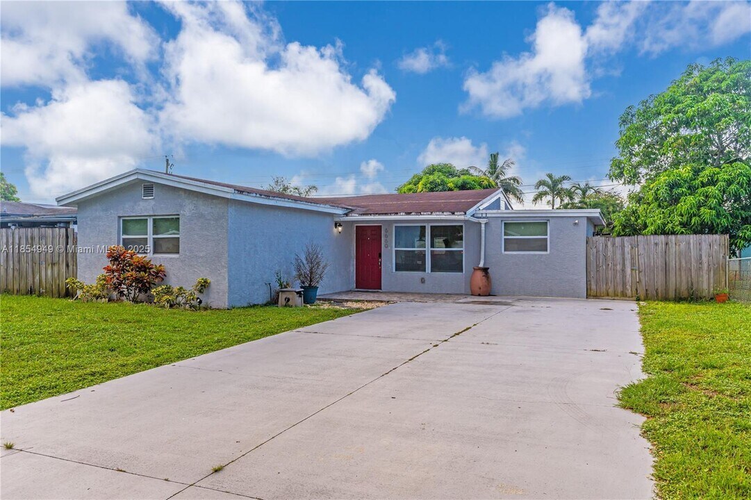 6660 Custer St in Hollywood, FL - Building Photo