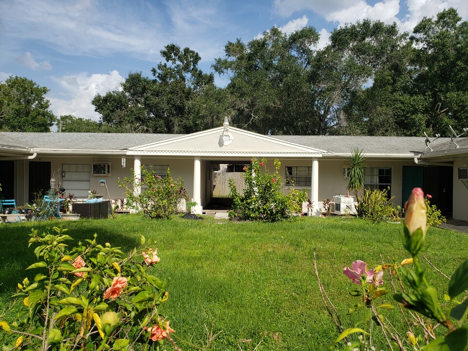 6921 N Himes Ave in Tampa, FL - Building Photo