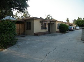 319-329 W San Bernardino Rd in Covina, CA - Building Photo