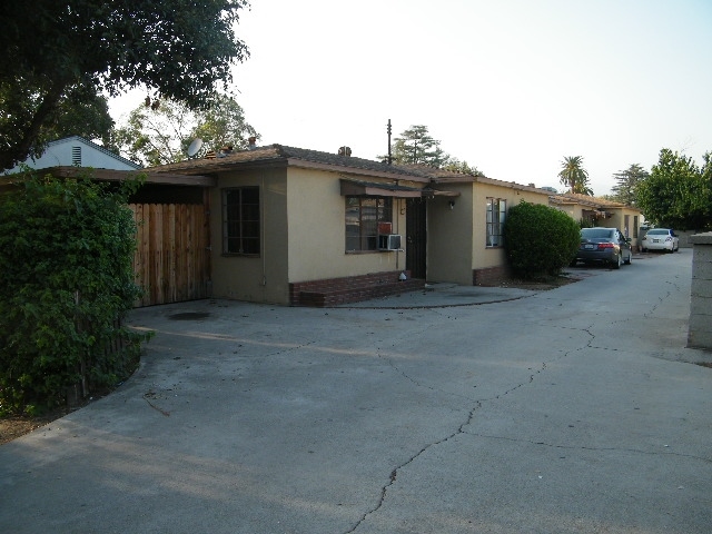 319-329 W San Bernardino Rd in Covina, CA - Foto de edificio