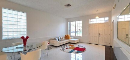 661 Lake Wellington Dr in Wellington, FL - Foto de edificio - Building Photo