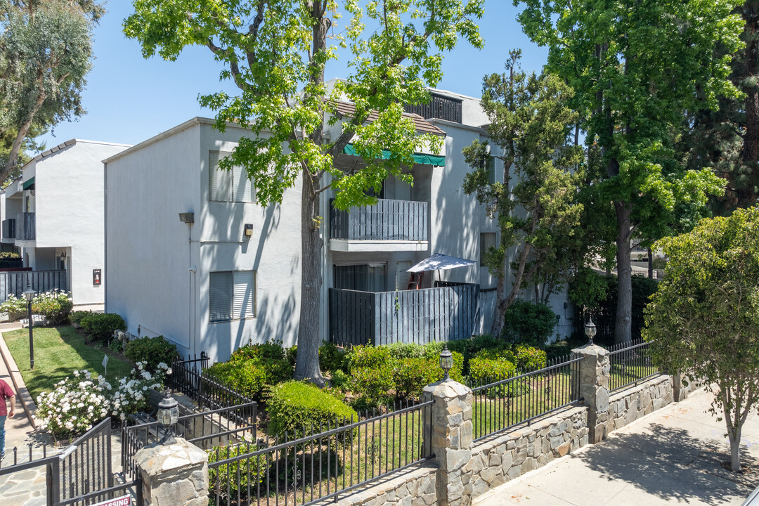 California Place in Tarzana, CA - Building Photo