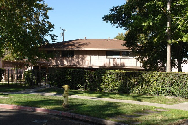 14260 Village Way in Westminster, CA - Foto de edificio - Building Photo