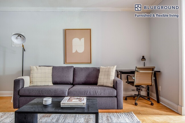 120 Christopher St in New York, NY - Building Photo - Building Photo