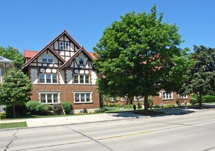 Bull Manor Apartments in Racine, WI - Foto de edificio - Building Photo