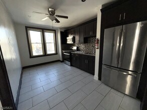 98 Yale Ave in Jersey City, NJ - Building Photo - Building Photo