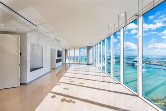 2020 N Bayshore Dr, Unit 4502 in Miami, FL - Foto de edificio - Building Photo