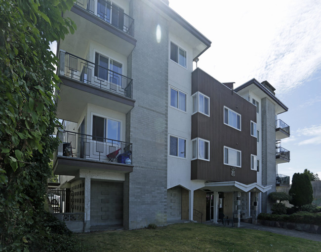 3846 Sunset St in Burnaby, BC - Building Photo - Building Photo