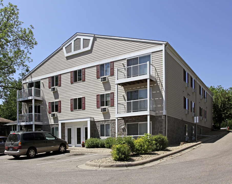 Lakeview Terrace Apartments in Long Lake, MN - Building Photo