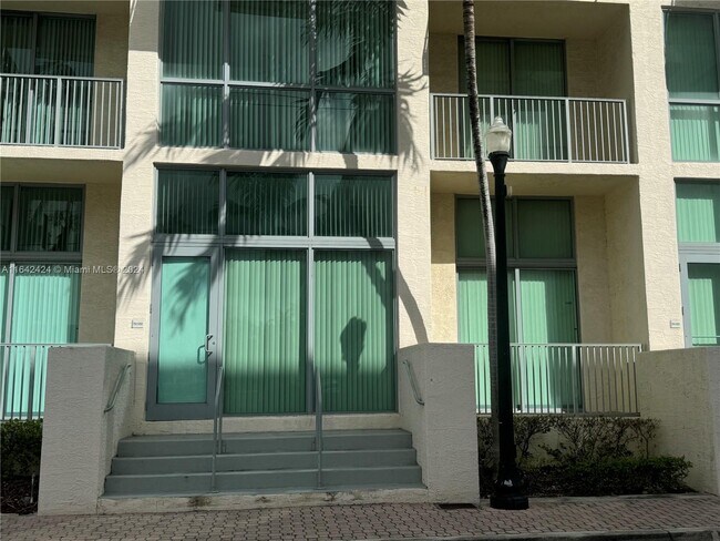 140 S Dixie Hwy, Unit #TH102 in Hollywood, FL - Foto de edificio - Building Photo