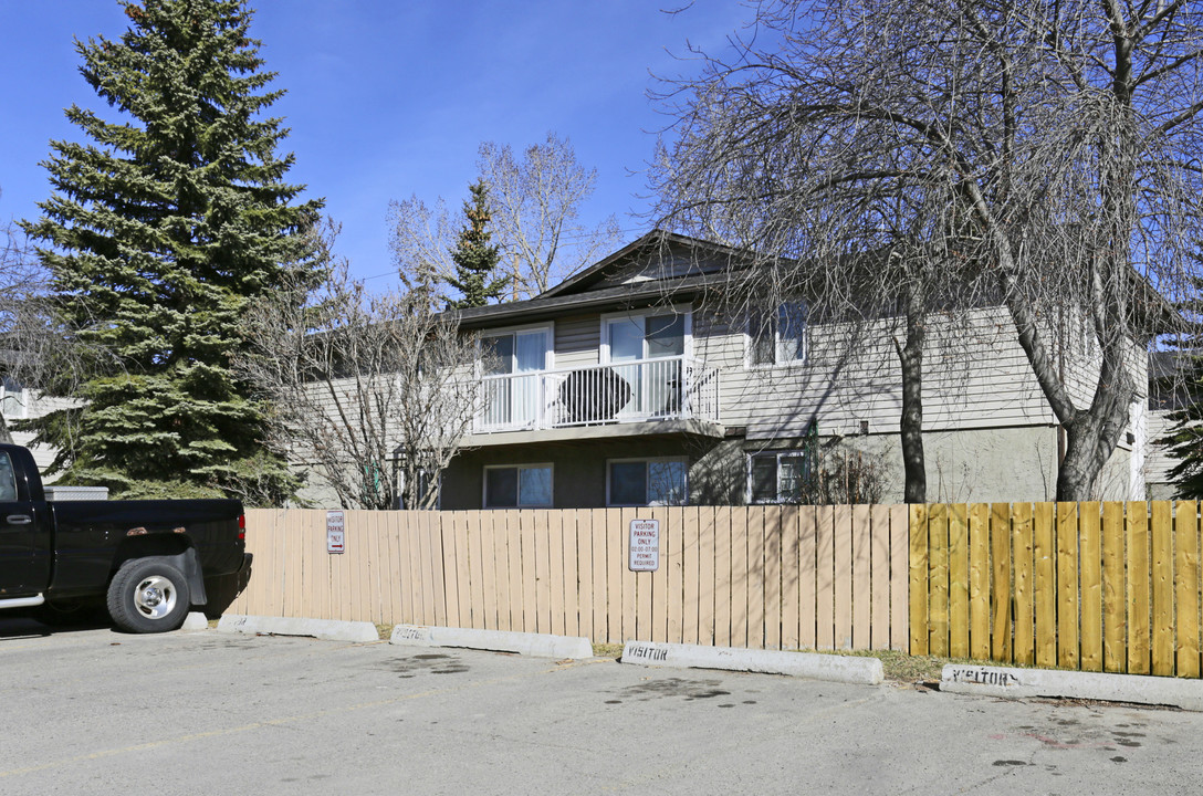 2 Dalton Dr NW in Calgary, AB - Building Photo