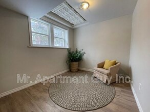 2 Balsam Ave S in Hamilton, ON - Building Photo - Building Photo