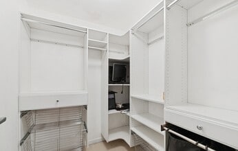 437 W North Ave, Unit 404 in Chicago, IL - Building Photo - Building Photo