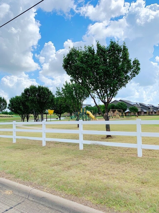 107 Reatta Dr in Justin, TX - Building Photo - Building Photo