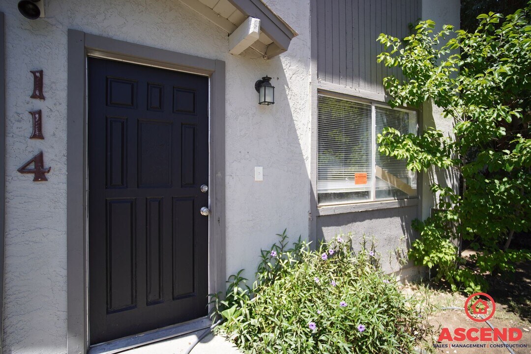 114 Hughes Ave in Bakersfield, CA - Foto de edificio