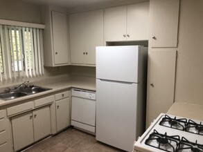 527 S Barrington Ave in Los Angeles, CA - Building Photo - Building Photo