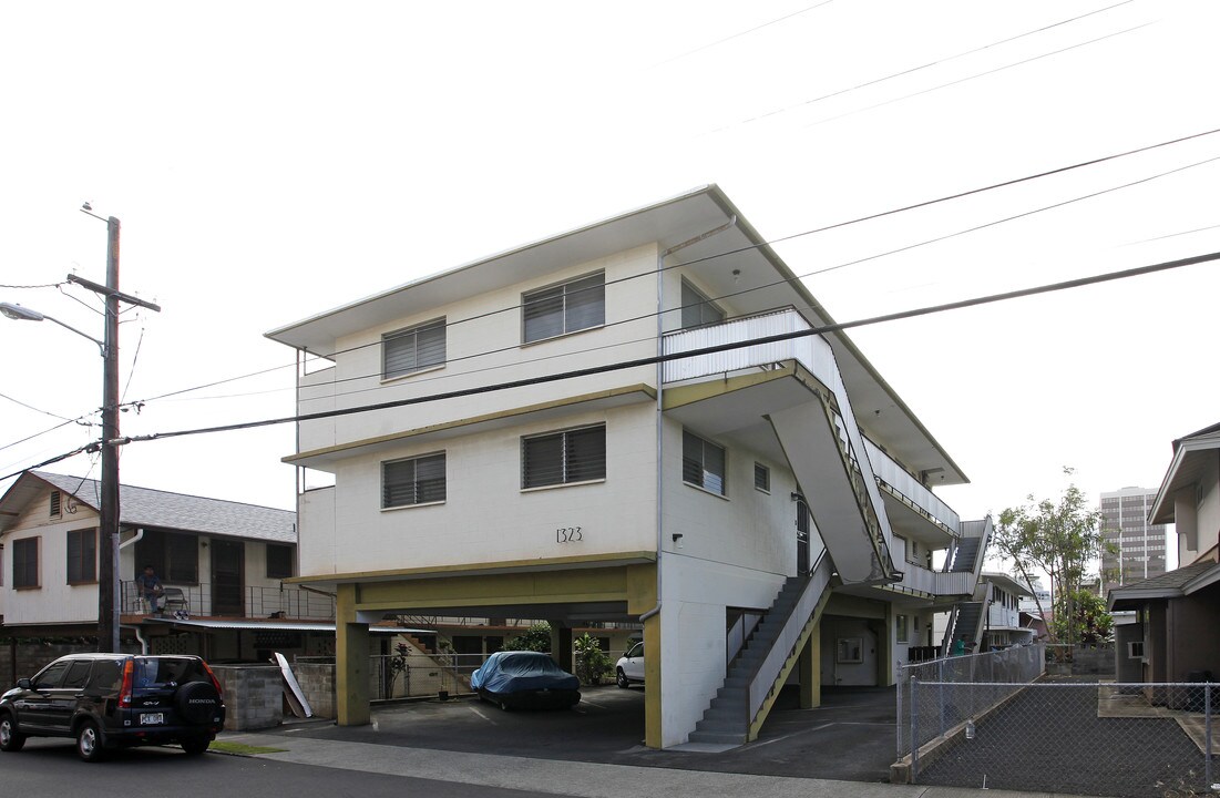 1323 Matlock Ave in Honolulu, HI - Building Photo