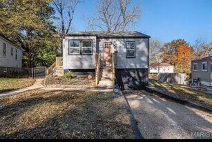 24 Lamar Dr in Jennings, MO - Building Photo