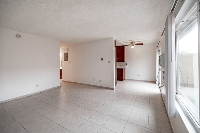 Dale Terrace in Buena Park, CA - Foto de edificio - Interior Photo