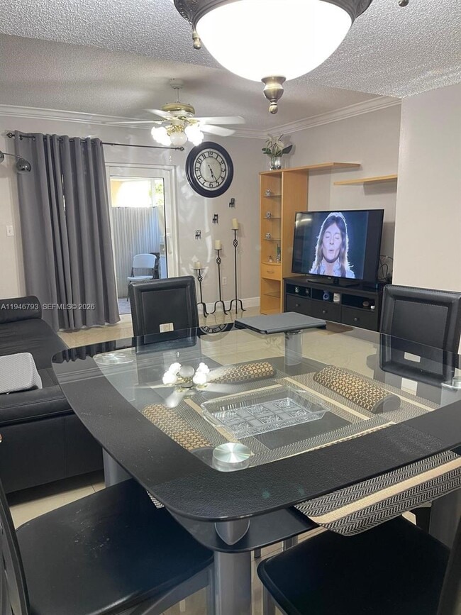 527 W 68th St in Hialeah, FL - Building Photo - Building Photo