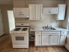 19 Butterfield St, Unit Second floor in Lowell, MA - Building Photo - Building Photo