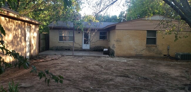 210 W 14th St in Irving, TX - Building Photo - Building Photo