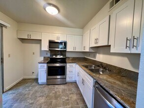 6606 Surfside Way in Sacramento, CA - Building Photo - Building Photo