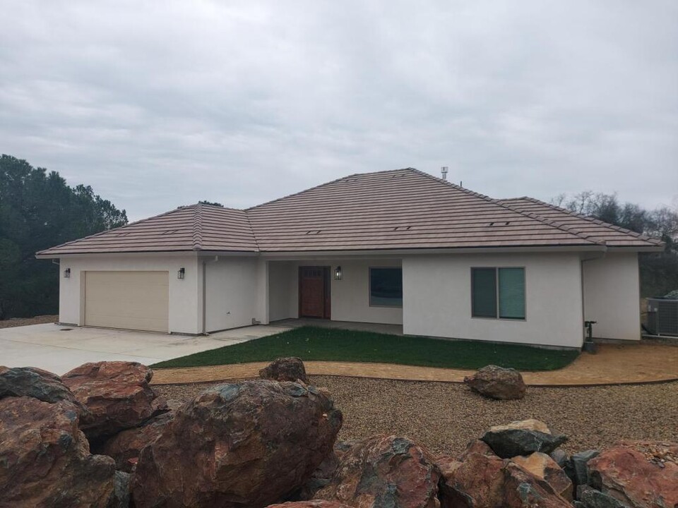 2498 Vista Del Lago Dr in Valley Springs, CA - Foto de edificio