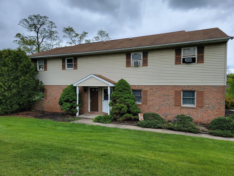 137 E Walnut St, Unit 2 in Ephrata, PA - Foto de edificio