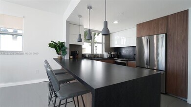 7918 Harbor Island Dr, Unit 112 in North Bay Village, FL - Foto de edificio - Building Photo