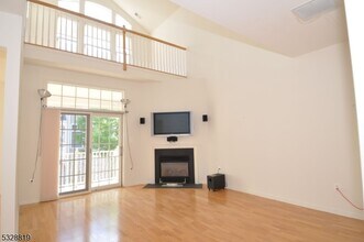 103 Crown Ct in Livingston, NJ - Building Photo - Building Photo