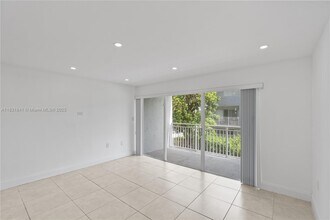 9373 Fontainebleau Blvd in Miami, FL - Building Photo - Building Photo