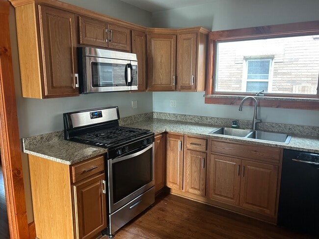 2624 Woodlawn Ave, Unit 1st floor in Erie, PA - Foto de edificio - Building Photo