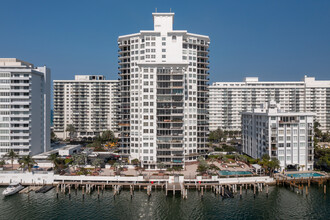 Fifty Six-Sixty in Miami, FL - Foto de edificio - Building Photo