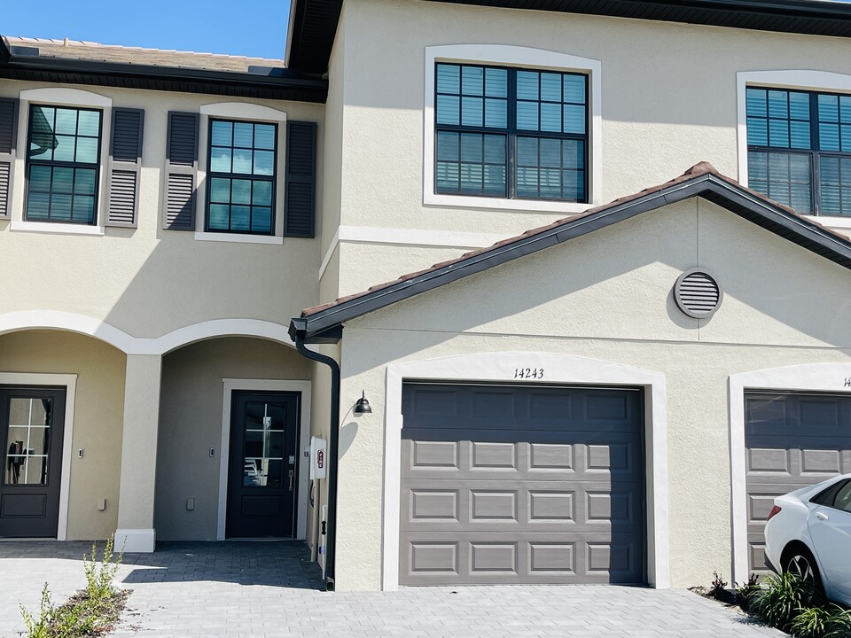 14243 Pine Lodge Ln in Ft. Myers, FL - Building Photo