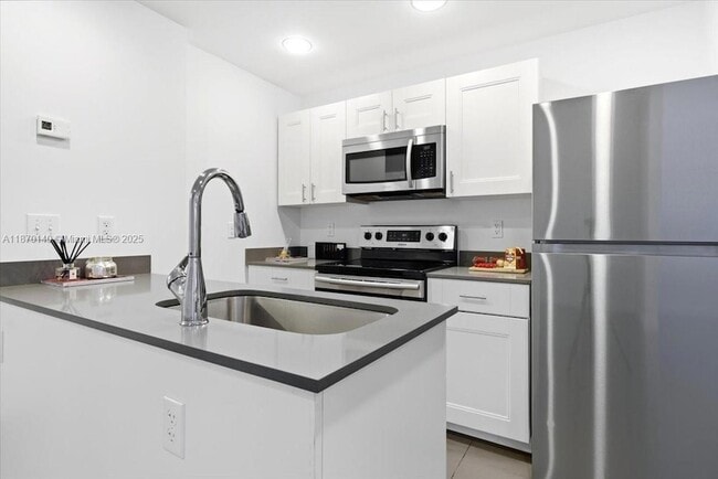 541 NW 33rd St, Unit 4 in Miami, FL - Building Photo - Building Photo