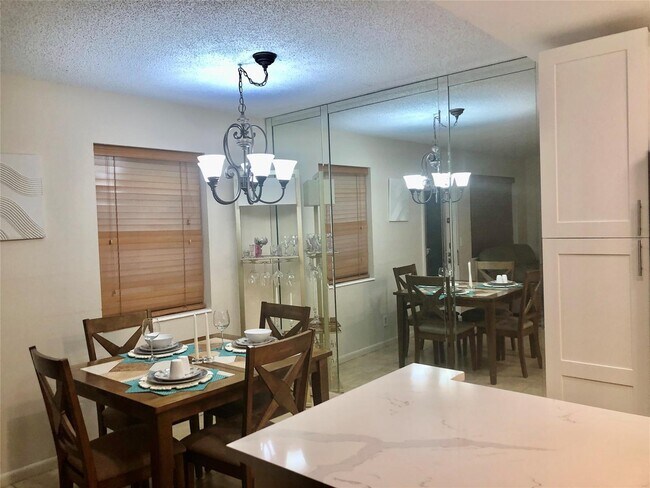 122 Farnham F in Deerfield Beach, FL - Foto de edificio - Building Photo