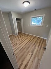 211 McLain Ave in Newton, KS - Foto de edificio - Building Photo