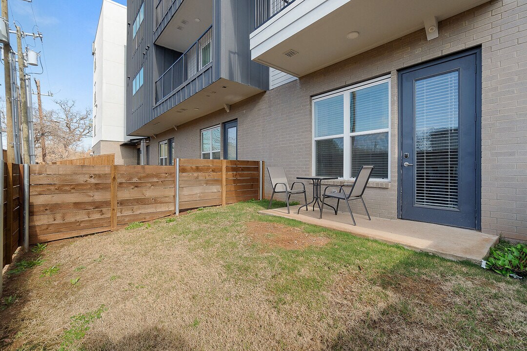 2232 Empire Central Dr in Dallas, TX - Building Photo