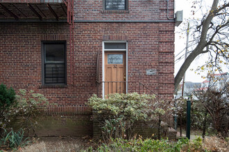 9403 222nd St in Queens Village, NY - Foto de edificio - Building Photo