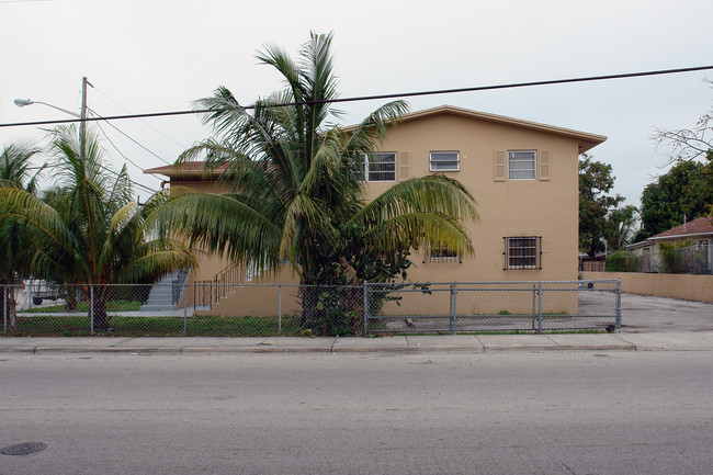 2400 NW 10th Ave in Miami, FL - Foto de edificio - Building Photo