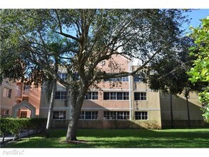 6175 NW 186th St-Unit -# 12 in Hialeah, FL - Building Photo - Building Photo