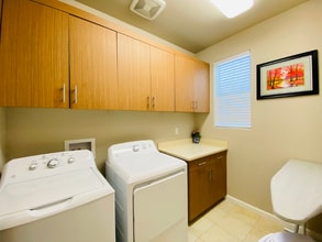 910 Montage Cir in East Palo Alto, CA - Foto de edificio - Building Photo