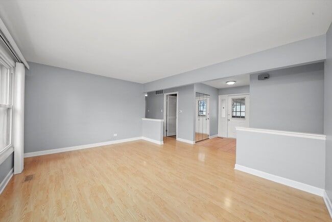 8218 N Carrolton Ct in Hanover Park, IL - Building Photo - Building Photo