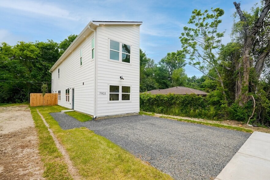 7903 Sunnyhill St in Houston, TX - Building Photo